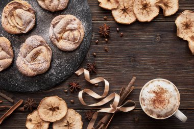 Defter, muffins siyah plaka, kapuçino Kupası