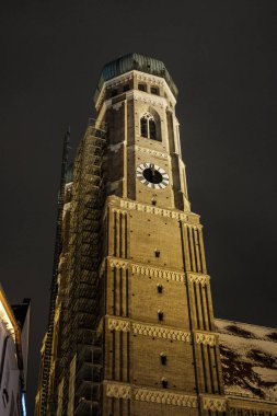 Frauenkirche. İkonik kubbeli kuleleri ile Gotik Kilisesi