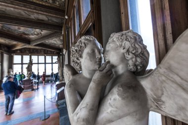 Heykel ve turistler Uffizi Galerisi, Floransa, İtalya, Avrupa