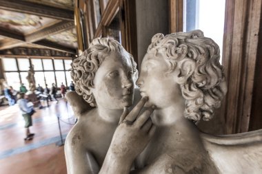 Heykel ve turistler Uffizi Galerisi, Floransa, İtalya, Avrupa