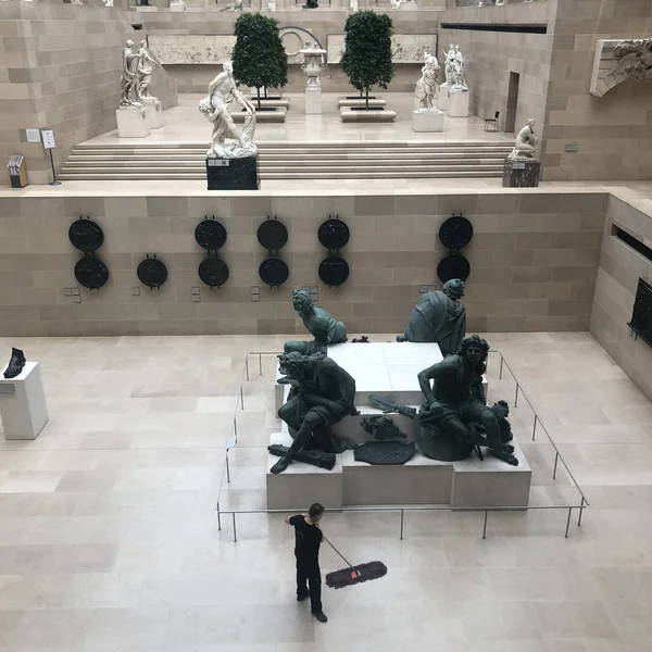 Parigi, Francia, 30 maggio 2019, Janitor spazzare pavimento al Louvre , — Foto Stock
