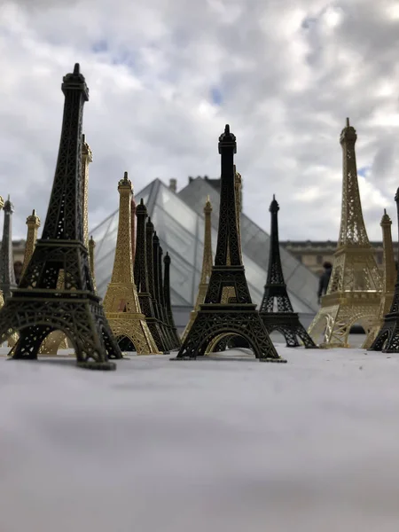 Париж, Франція, 30 травня, 2019, сувеніри Ейфелевої вежі — стокове фото