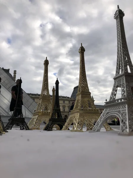 Parijs, Frankrijk, 30 mei, 2019, souvenirs van de Eiffel toren — Stockfoto