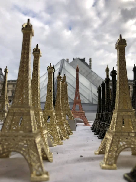 Paryż, Francja, 30 maja, 2019, pamiątki z wieży Eiffla — Zdjęcie stockowe