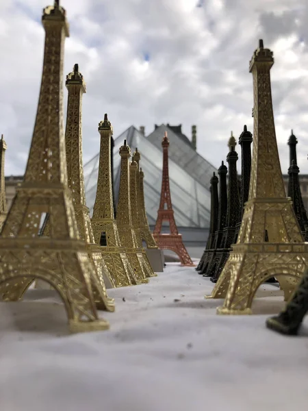 Paříž, Francie, květen 30, 2019, suvenýry z Eiffelovy věže — Stock fotografie