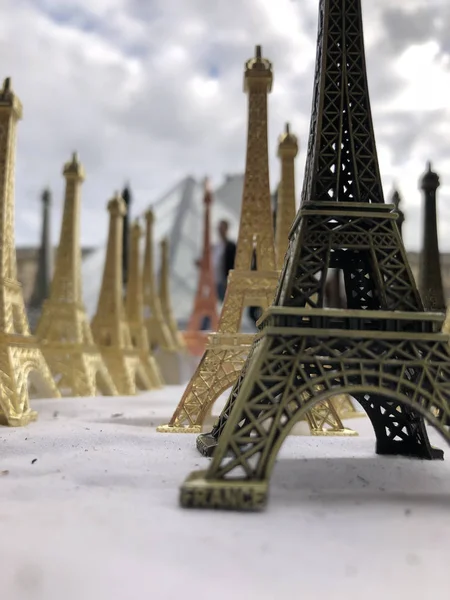 パリ、フランス、2019年5月30日、エッフェル塔のお土産 — ストック写真