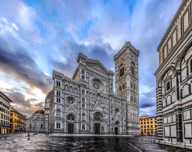 Duomo di Firenze Katedrali alacakaranlıkta St. Joh Vaftizhanesi ile.