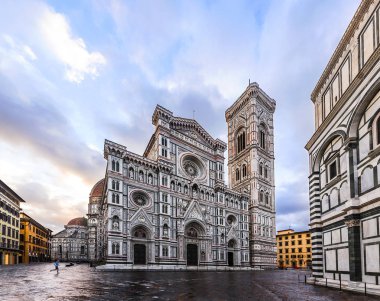 Duomo di Firenze Katedrali alacakaranlıkta St. Joh Vaftizhanesi ile.