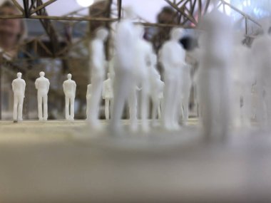 Minyatür insanların olduğu büyük bir iş yerinin mimari modeli.