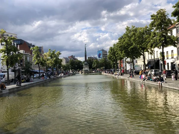 Brusel, Belgie - 15. června 2019: Fontána Julese Anspacha a Qu — Stock fotografie