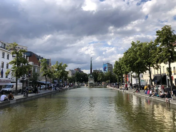 ブリュッセル,ベルギー- 2019年6月15日: Jules Anspach噴水とク — ストック写真