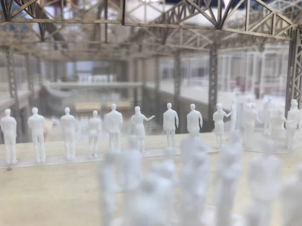Maqueta de arquitectura de un enorme lugar de trabajo con personas en miniatura en — Foto de Stock