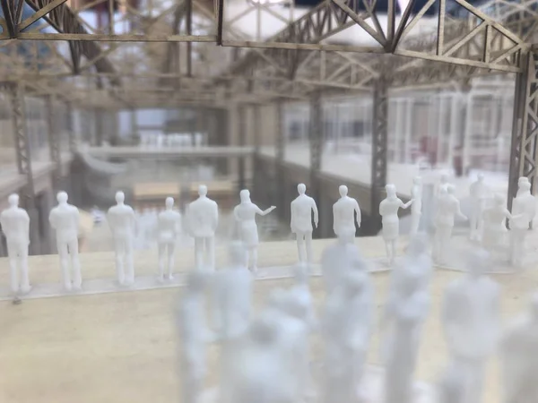 Maquette de l'architecture d'un énorme lieu de travail avec des personnes miniatures dans — Photo