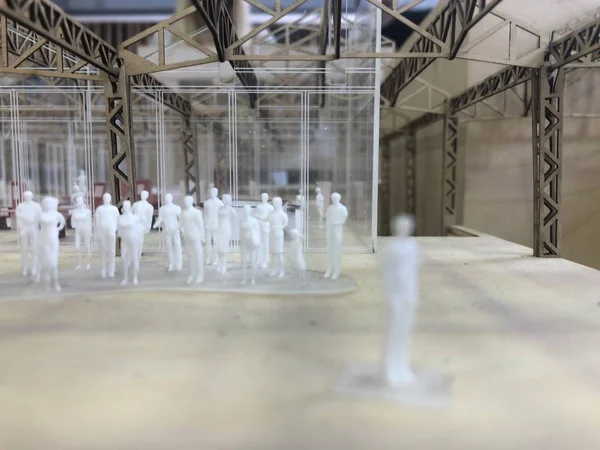 Maqueta de arquitectura de un enorme lugar de trabajo con personas en miniatura en — Foto de Stock