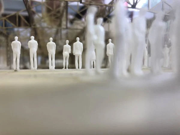 Maquette de l'architecture d'un énorme lieu de travail avec des personnes miniatures dans — Photo