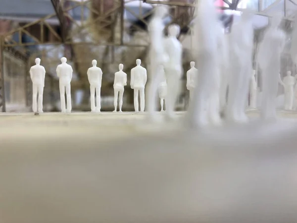 Архитектурный макет огромного рабочего места с миниатюрными людьми в — стоковое фото