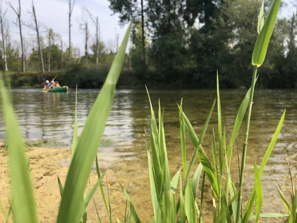 Canoë sur une rivière Loue dans l'est de la France — Photo