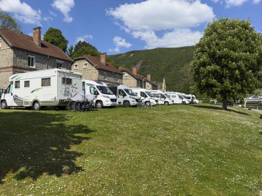 Montherme, Fransa, Mayıs 05, 2025: Güneşli bir günün tadını çıkaran beyaz karavan kamyonetleri