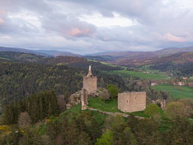 Luc Kalesi, batan güneşin sıcacık renkleriyle yıkanmış vadiyi nefes kesici bir şekilde sunarak dimdik ayakta duruyor.