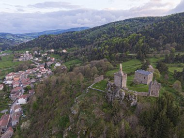 Günbatımında Luc Kalesi 'nin havadan görünüşü harap oluyor, Lozere' nin pitoresk manzarasında, GR 70 ve regordane yolunun bir parçası olan Fransa 'da,