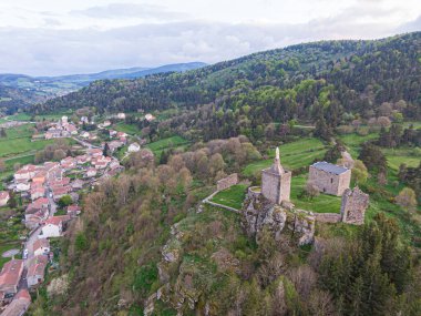 Luc Kalesi, Luc köyüne bakan bir tepeye ve GR 70 'in çevresindeki manzaraya ve Lozeree, Fransa' daki regordane yoluna tünemiş harabeler büyüleyici bir manzara yaratıyor.