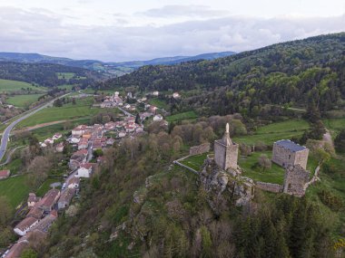 Kalenin havadan görünüşü harabe ve heykel üzerine Lozere, Fransa 'daki Luc köyü, GR 70 ve Regordane yolunun bir kısmı.
