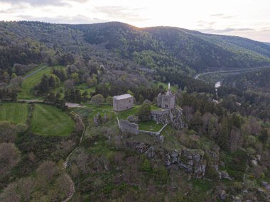 Luc Castel 'in harabelerinin havadan görünüşü, Fransa' nın Lozere vadisine bakan bir uçurum üzerinde, GR 70 ve Regordane yolunun bir parçası.