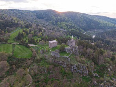 Luc Castel 'in harabelerinin havadan görünüşü, Fransa' nın Lozere vadisine bakan bir uçurum üzerinde, GR 70 ve Regordane yolunun bir parçası.
