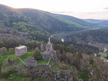 Luc Castel 'in harabelerinin havadan görünüşü, Fransa' nın Lozere vadisine bakan bir uçurum üzerinde, GR 70 ve Regordane yolunun bir parçası.