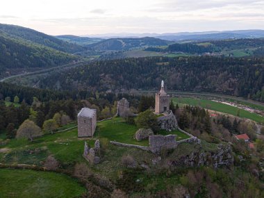 Luc Castel 'in harabelerinin havadan görünüşü, Fransa' nın Lozere vadisine bakan bir uçurum üzerinde, GR 70 ve Regordane yolunun bir parçası.