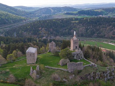 Luc Castel 'in harabelerinin havadan görünüşü, Fransa' nın Lozere vadisine bakan bir uçurum üzerinde, GR 70 ve Regordane yolunun bir parçası.