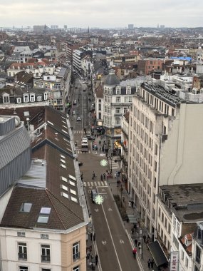 Belçika, Brüksel, 31 Aralık 2024; Rue neuve alışveriş caddesinin üst üste konmuş 19 sembollü yüksek açılı manzarası, salgının şehir yaşamı üzerindeki etkisini vurguluyor.