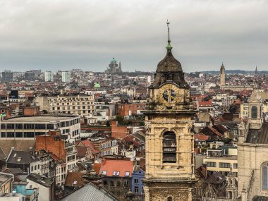 Belçika, Brüksel, 31 Aralık 2024; Brüksel 'in önde gelen saat kulesine sahip panoramik çatıları ve bulutlu gökyüzü altında kutsal kalbin ulusal bazilikası