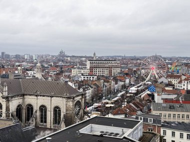 Belçika, Brüksel, 31 Aralık 2024; Arka planda kutsal kalbin bazilikası olan Brüksel, Belçika 'da yüksek açılı bir kış pazarı ve dönme dolap manzarası