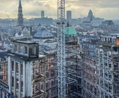 Belçika, Brüksel, 31 Aralık 2024; Brüksel 'de Brüksel adalet sarayı ve arka planda dönme dolap ile birlikte Brüksel şehir merkezindeki vinç yıkım binası yıkım alanı