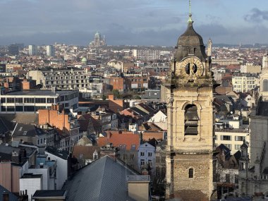 Belçika, Brüksel, 31 Aralık 2024; Tanınmış saat kulesi ve kutsal kalbin bazilikasının yer aldığı kent manzarası, Brüksel 'in Brüksel' in