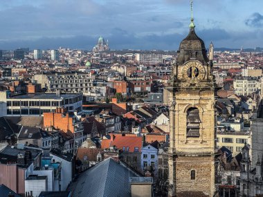  Belçika, Brüksel, 31 Aralık 2024; Tarihi bir saat kulesi ve kutsal kalp bazilikasının yer aldığı Brüksel manzarası