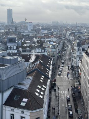 Belçika, Brüksel, 31 Aralık 2024; Güney Kulesi ve çatılarını, Van Artevelde caddesini ve gökdelenleri, Belçika 'yı gösteren Brüksel şehir merkezinin havadan görünüşü
