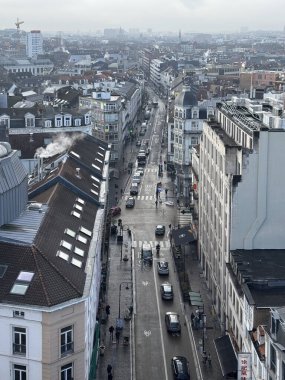 Belçika, Brüksel, 31 Aralık 2024; Bulutlu bir günde Brüksel şehir merkezinde Van Artevelde caddesinde araba süren arabaların görüntüsü yükseltildi