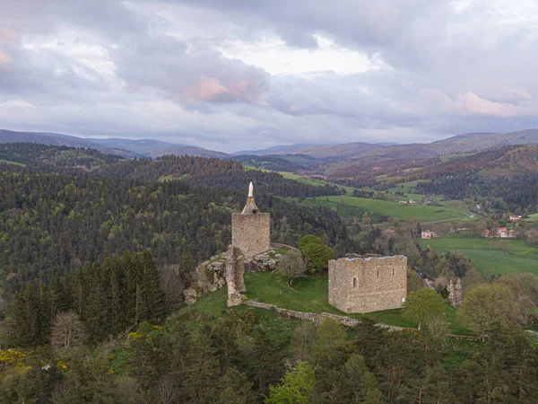 Luc Kalesi, batan güneşin sıcacık renkleriyle yıkanmış vadiyi nefes kesici bir şekilde sunarak dimdik ayakta duruyor.