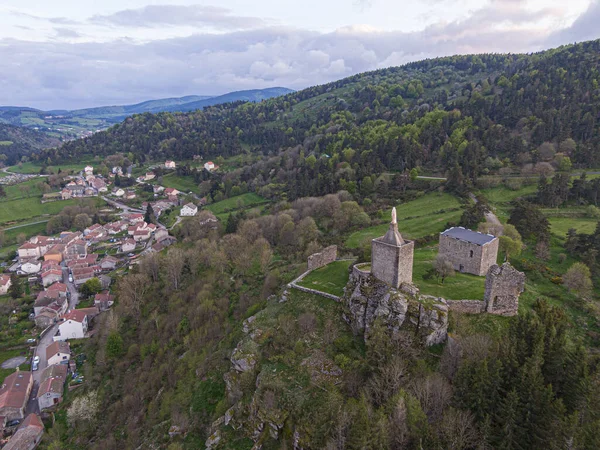 Günbatımında Luc Kalesi 'nin havadan görünüşü harap oluyor, Lozere' nin pitoresk manzarasında, GR 70 ve regordane yolunun bir parçası olan Fransa 'da,