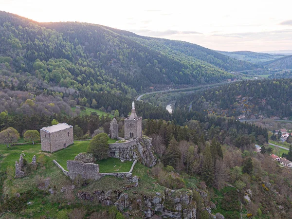 Luc Castel 'in harabelerinin havadan görünüşü, Fransa' nın Lozere vadisine bakan bir uçurum üzerinde, GR 70 ve Regordane yolunun bir parçası.