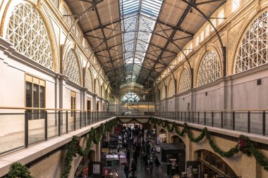 San Francisco, California, ABD - 14 Aralık 2017: Feribot Binası pazarı büyük NEF