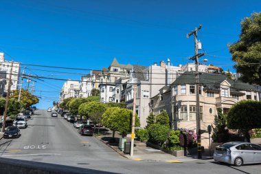 San Francisco, California, ABD - 17 Temmuz 2017: Steiner ve Broadway Street köşesinde