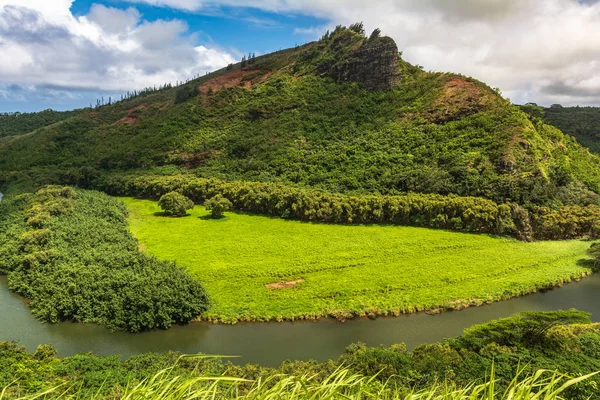Wailua nehir ve Kauai, Hawaii yeşil tepelerin görünümünü