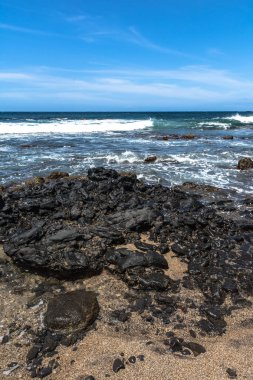 Lav kayaları Hanapepe Körfezi kıyısında, Kauai, Hawaii