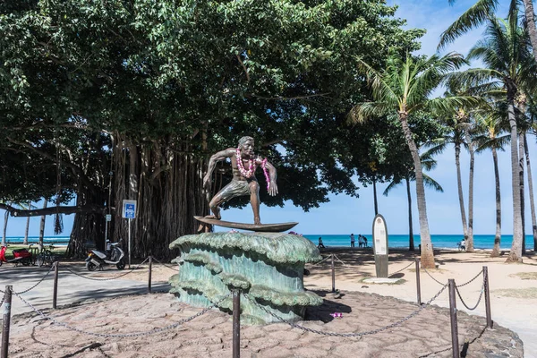 Waikiki ve Oahu, Hawaii, Amerika Birleşik Devletleri - 21 Mayıs 2018: Duke Kahanamoku heykel Waikiki Beach görünümünü