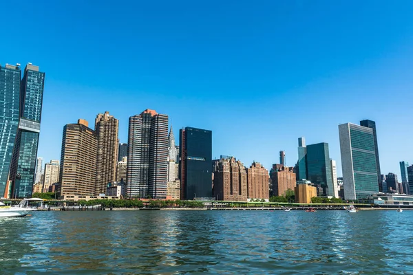 Linha do horizonte de Manhattan de East River, NYC — Fotografia de Stock