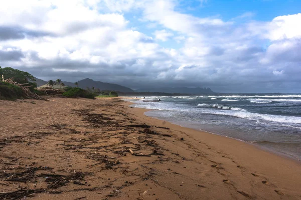 Praia de areia ao longo de Waipouli Beach, Kauai, Havaí — Fotografia de Stock