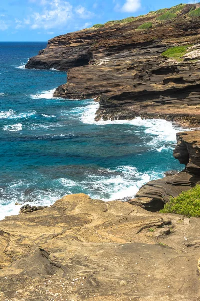 Скалистое побережье вдоль Халоны, Оаху, Гавайи — стоковое фото